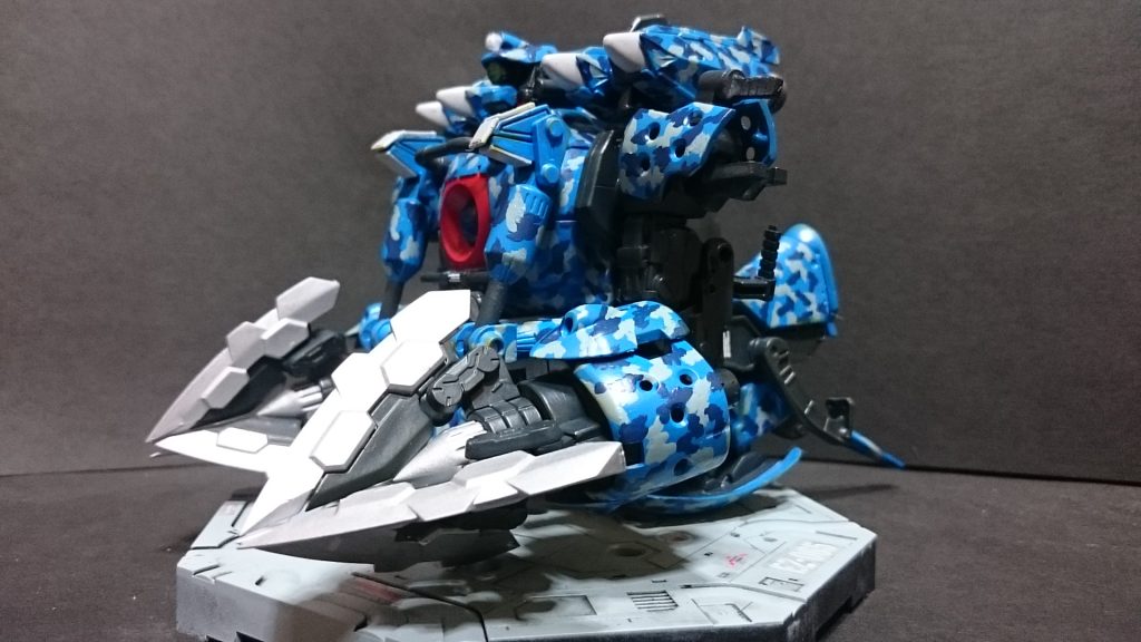 一応変形形態、両足をたたむことで水中巡航形態になります。