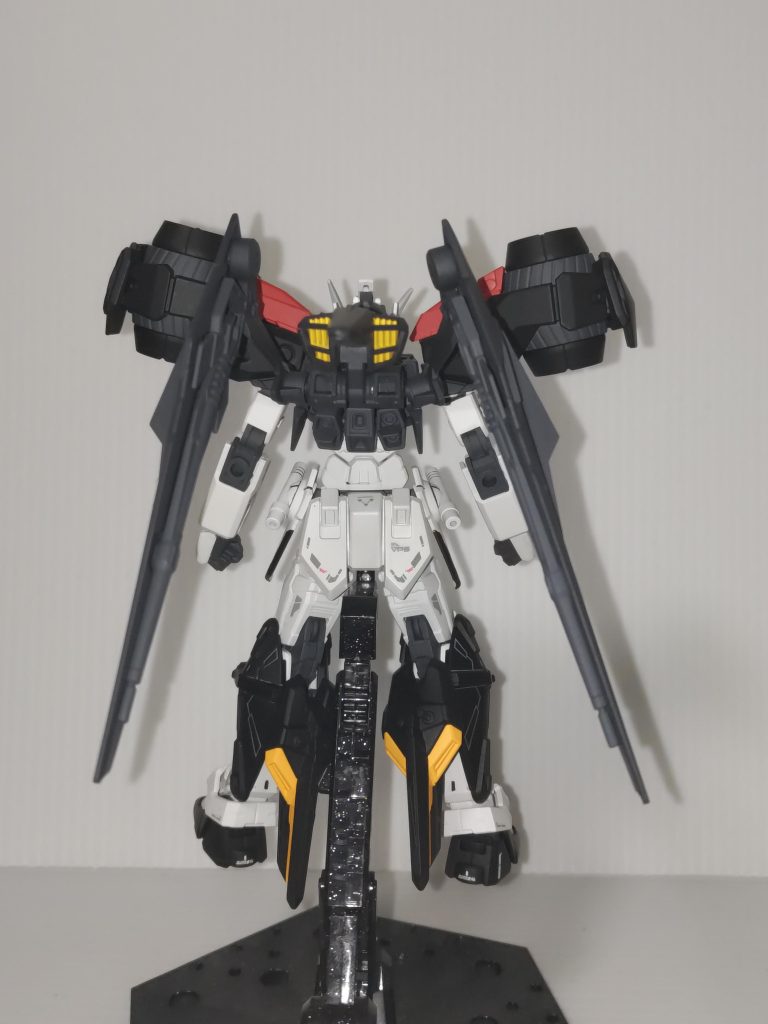 それぞれの装備状態(フロント、サイド、バックショット)です。機体本体の色に合わせ、黒色主体に塗装しました。