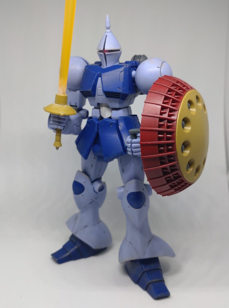キットの色分けは実に優秀で、色が足りないのは腹部の白い部分ぐらいですが、他にスラスターとシールド裏の一部も好みで塗り分けました。勿論、筆塗りです。