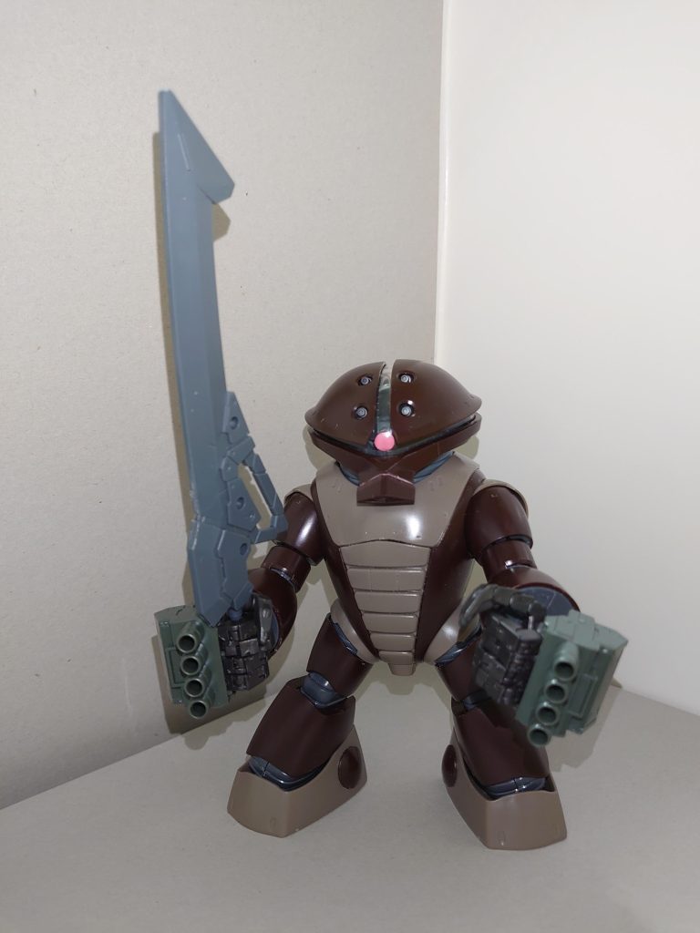 両腕ともハンドパーツ化したため、武器を握らせることができます。ただパーツ自体がでかいので、30mmの大型剣くらいでないと武器の方が小さくなってしまいますが。