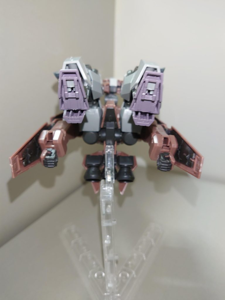 後部から見たMA形態。 使用したキット↓頭部、脚部···ガンヴォルヴァウイングバインダー···30MMアタックサブマリンフェイズドアレイキャノンの接続アーム···パワードアームズパワーダーだったはずビームライフル···HGCEインパルスその他···ルブリスソーン