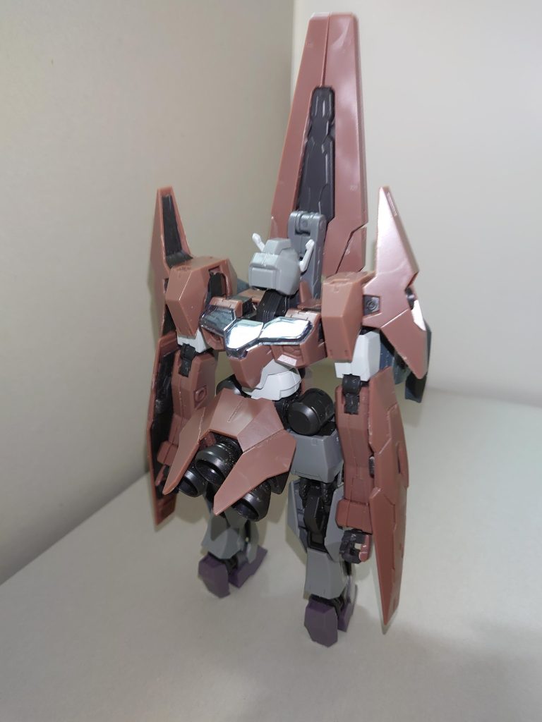 変形①頭部と下半身を180°回転させる②フェイズドアレイキャノンの接続アームをまっすぐに伸ばす③脚部を折り曲げる④ウイングバインダーの接続アームを縦配置から横配置にする差し替えなしで変形します。