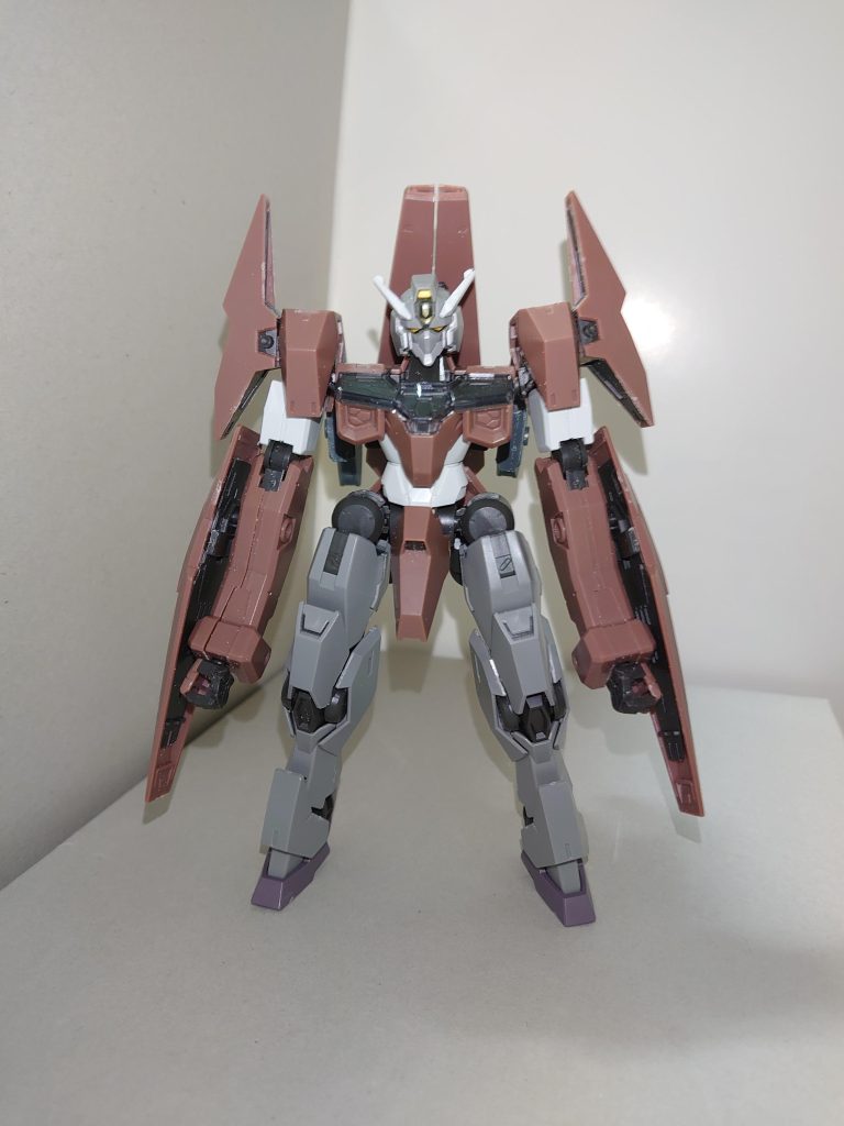 【概要】EDM-103 / コルネイユ・ド・ロゼハローハッピーワールドのベース担当・北沢はぐみが制作した改造ガンプラ。ロボもののプラモ制作は、30MMを極めようとしていたRAISE A SUIRENに倣って、まず30MMよりスタートしたはぐみだったが、同じハロハピの弦巻こころ、奥沢美咲が相次いでガンプラを可変機へ改造したものを公開したことを知り、目をつけたのがルブリスソーンとガンヴォルヴァである。本作は、ルブリスソーン特有のやたら長い腕は活かしつつも、ガンヴォルヴァの頭部・脚部に差し替えることでゲテモノ感を薄め、さらに可変機へと昇華させたものとなった。