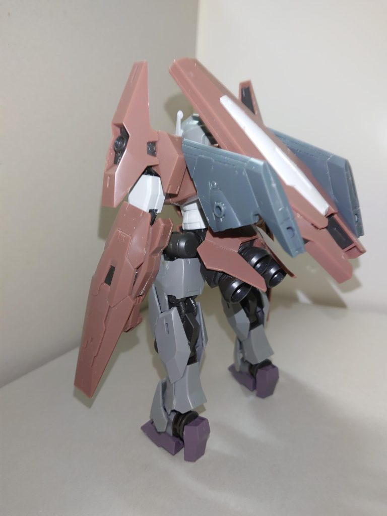 【機体設定】パイロットであるノレア・デュノクを失い、さらに頭部と脚部をも失った状態で発見されたガンダムルブリスソーンは間もなく、何者かにより回収され、高速飛行型可変MS開発「ド・ロゼ」プロジェクトの一環として開発の素材になった。その第一陣として、非変形のMAであるEDP-00 シレーヌ・ド・ロゼが4機試作され、良好なデータがまとまって収集できたため、続いて可変MSとして、まず3機がつくられたのが本機、EDM-103 コルネイユ・ド・ロゼである。パーツにガンヴォルヴァのものを使うなどコストダウンを図ったため、可変機構は単純なものになったが、トラブルもなく順調に開発は成功、即量産化にこぎつけた。武装は背部のフェイズドアレイキャノン、腕部の収納式速射砲×2門、ビームライフル、ビームサーベル×2丁。なお量産機である上、GUNDフォーマットが撤去されダミー化したため、ガンダムの名を与えられていない。