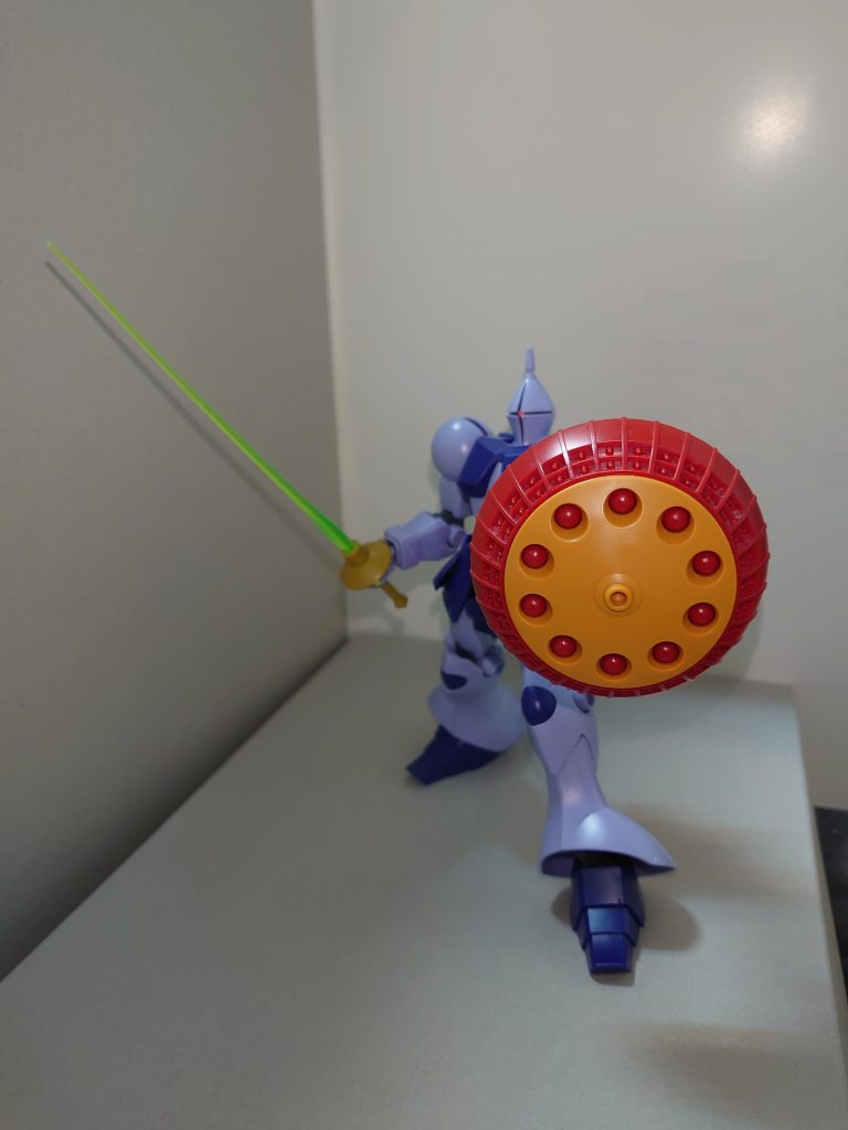 ビームサーベルと複合兵装防盾システムサーベルはビーム刃の色が変わり、シールドはハイドボンブ投下機がダミー化された代わりに、中央部にメガ粒子砲が追加された。機体によっては、RGM-79RジムⅡタイプのビームライフルを使用した事例もあったようである。