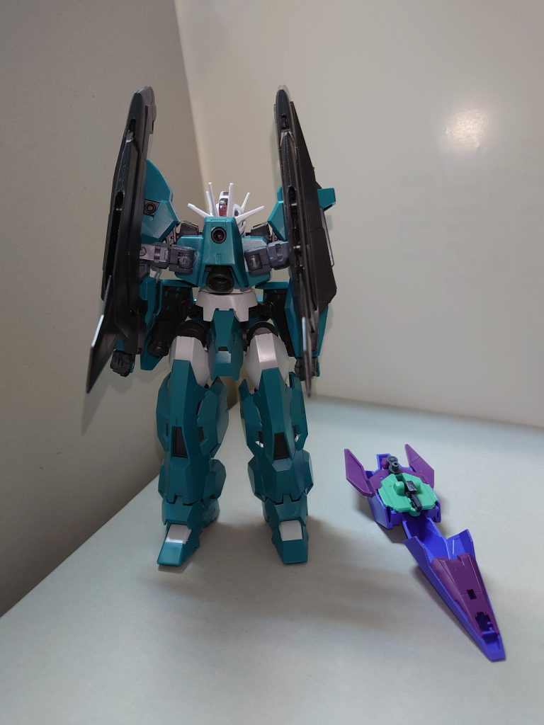 変形方法はジムヴォルヴァやコルネイユ・ド・ロゼとだいたい同じです。①頭部と下半身を180°回転させる②シールドをはずす③フライングアーマーの接続アームを起こし、180°回転させる④フライングアーマーを縦配置にする⑤シールドをバックパック上部に接続する⑥両脚を曲げ、右腕にビームディフューズガンを接続