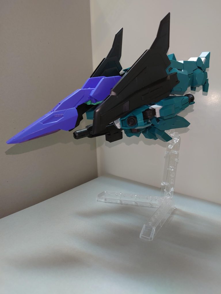 MA形態当初はZガンダムのようにフライングアーマーを底面とした外観にする予定でしたが、使おうとしていたアームが外れたり、接続ピンがねじ切れたりしたため、こんな感じに縦向けになっています。