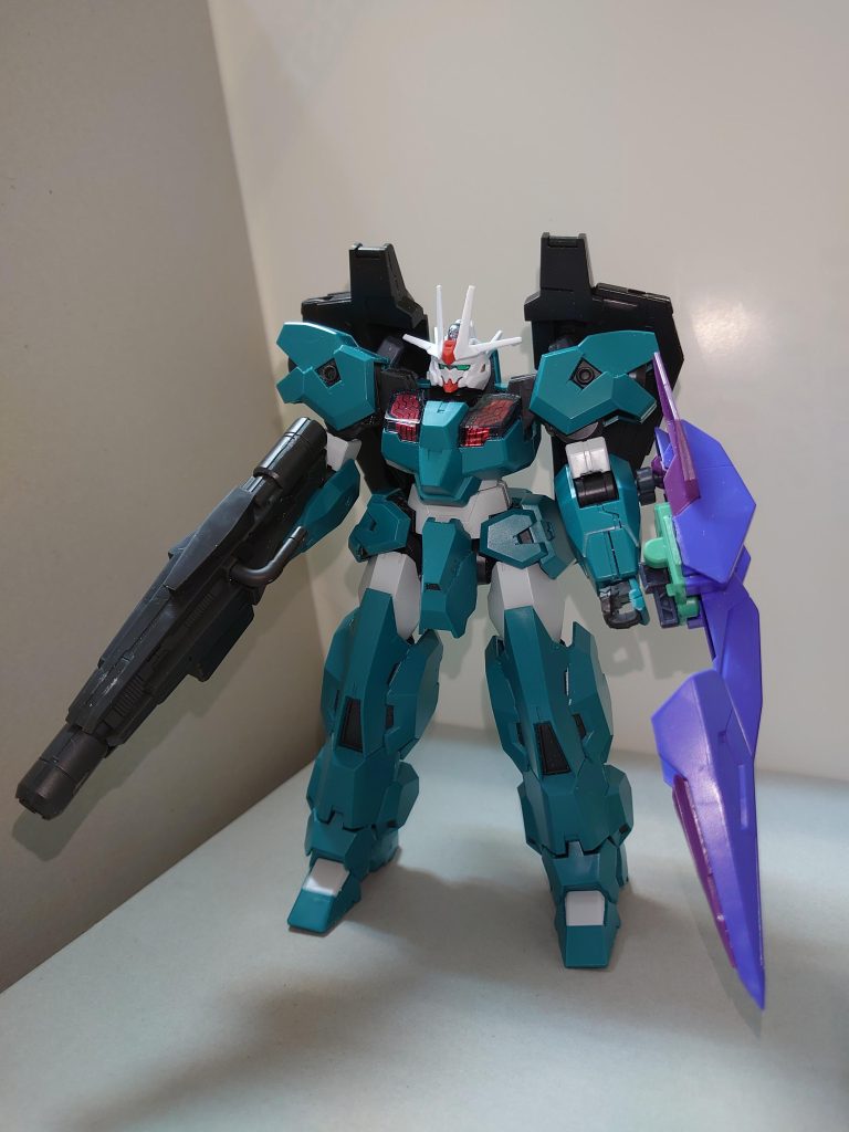 【機体設定】EDM-101ジムヴォルヴァ、EDM-103コルネイユ・ド・ロゼともども、旧「フォルドの夜明け」由来の可変MSで、こちらは重装甲化が行われた。これによる相対的な機動力低下を補うべく、推力の大幅引き上げが図られ、MA形態における加速GはEDM-101をしのぐ。ルブリスウルとは異なり、GUNDフォーマットが削除され、ガンダムの名を与えられていないものの、シェルユニットは活かされており、情報収集のためのレドームとして使われる。このため、早期警戒機としての性格も強い。