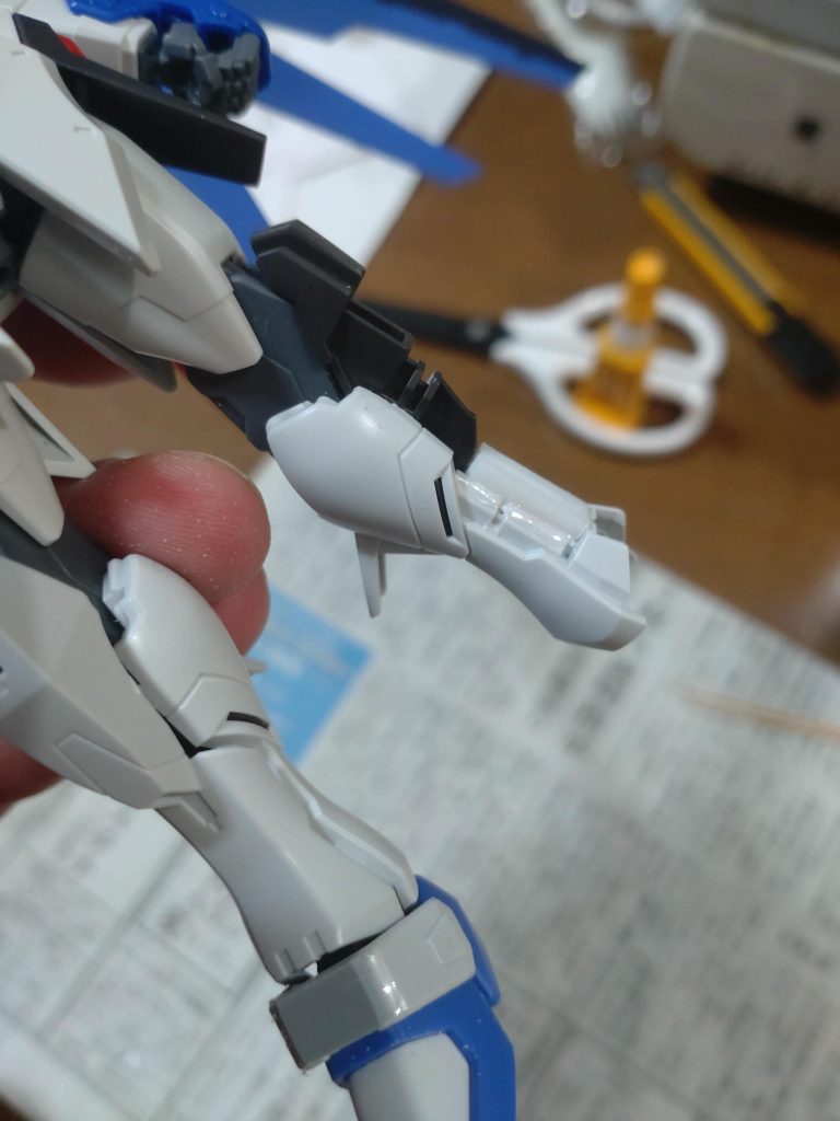 デスティニー、ダブルオーはなんとなく上半身に比べ下半身がか細いと思いスネのところにもプラ棒入れて少し隙間を開けております。この隙間がなんとなく熱放出などをしてくれるという後付けをつけました。