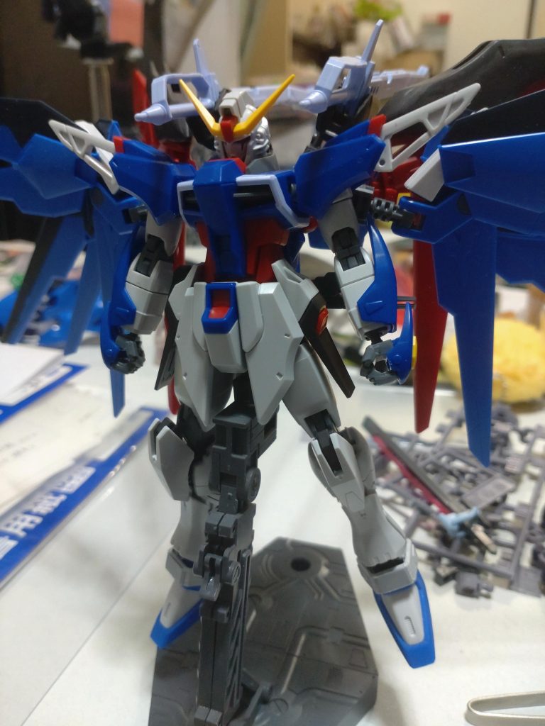 ほぼ塗装前です。足とウイングはフリーダムからもらいました。