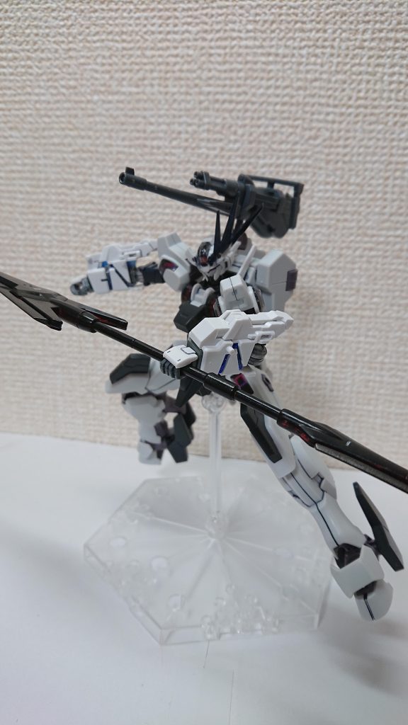 ビーム・スピアーは槍のような形をしたビーム兵器。分割することができ、二刀流にすることができる。