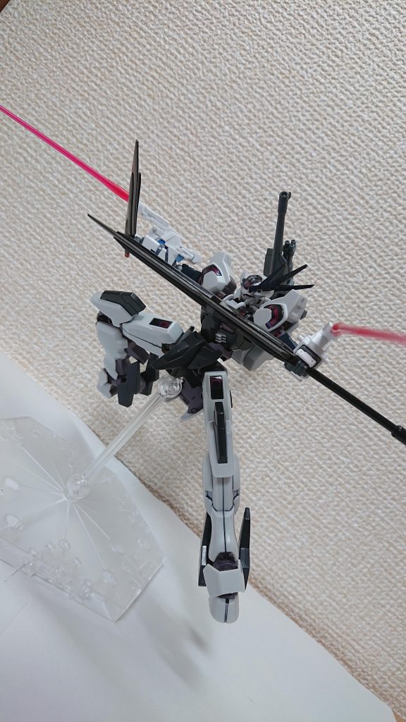 バックパックに装備された超高距離精密ガトリング砲6は実弾の入ったガトリング砲とビーム弾の一門からなる武装。砲身を変更することで様々な用途に使用可能。腕に装備されているビーム・トンファーはビーム・サーベルを持っていないディザスターのために装備された。取り外してビーム・サーベルとしての運用も可能。ビーム・スピアーと使うことで、最大四刀流にすることがでいる。