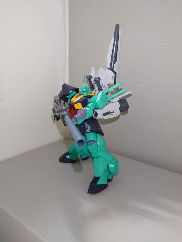 試作型ビームスマートガン。イヴ「ルブリスソーンのビームディフューズガンの砲口部に穴を開け、1/144エルガイムMk-Ⅱのバスターランチャーの先端部を接着しました。重いので片手持ちはできません」