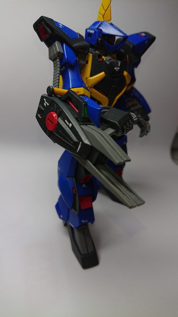 製作中にパーツ破損したため、キットをもう1個購入してせっかくなので余ったパーツを使用してビームライフルは2連装に改造しました。以上こんなバーザムも有りかな?と投稿しました。