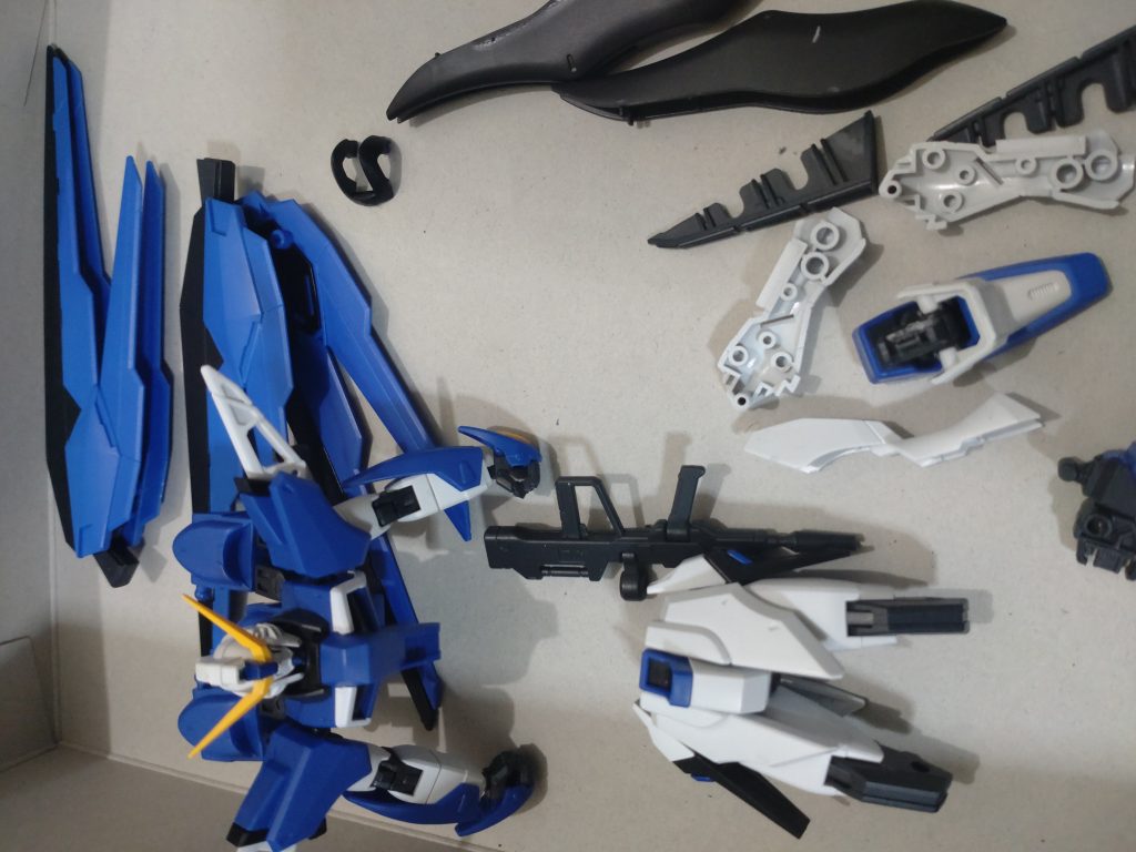 相も変わらず塗装が苦手なのでバラして塗って組み立ててです。ただ今回はわりとバックパックはセメントで固めてヤスリで削ってという工程を経たので溝少なめです。前に作ったデスティニーとまた違ったアプローチでデスティニーを今回も作ってかなり面白かったです。自分なりの設定だったりというのもやめられないですね😄長々と見て頂きありがとうございました。