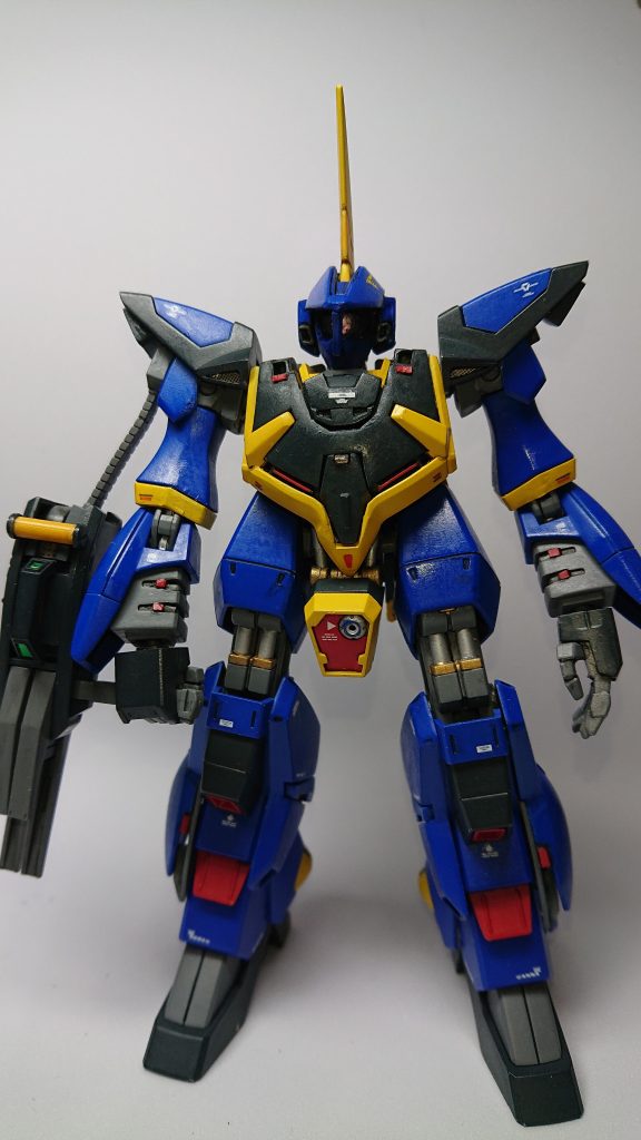 元キットのスタイリッシュなバーザムもめちゃくちゃ!カッコイイのですが、個人的な好みになりますが、設定画のインパクトが頭から離れないので頭部の大型化脚部付け根の位置を胴体内部に移動等々設定画バーザムの再現にはフルスクラッチ級の改造が必要となりそうなので割りきって雰囲気を楽しめばいいかなと製作しました。