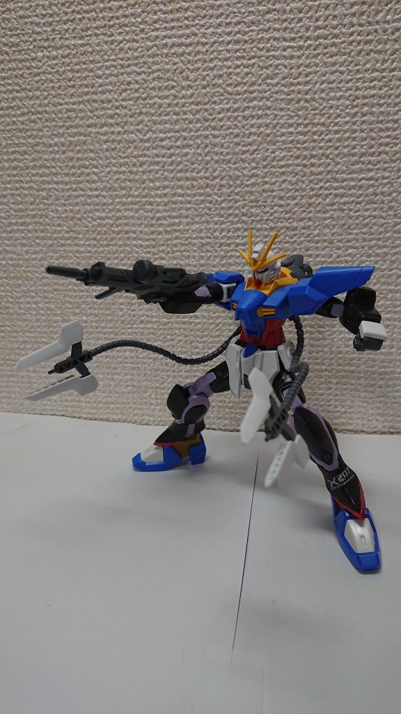 腰部にマウントされている伸縮式カルディナビーム砲は相手に近づき挟み込むこともでき、ビームを打つことも可能である。