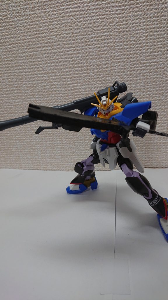 地上戦で多く使われる手持ち武装のハンドメイスは小さいながらも、かなりの破壊力をもつ。また、使用することはなかったが、グラーヴィス専用バズーカも存在する。