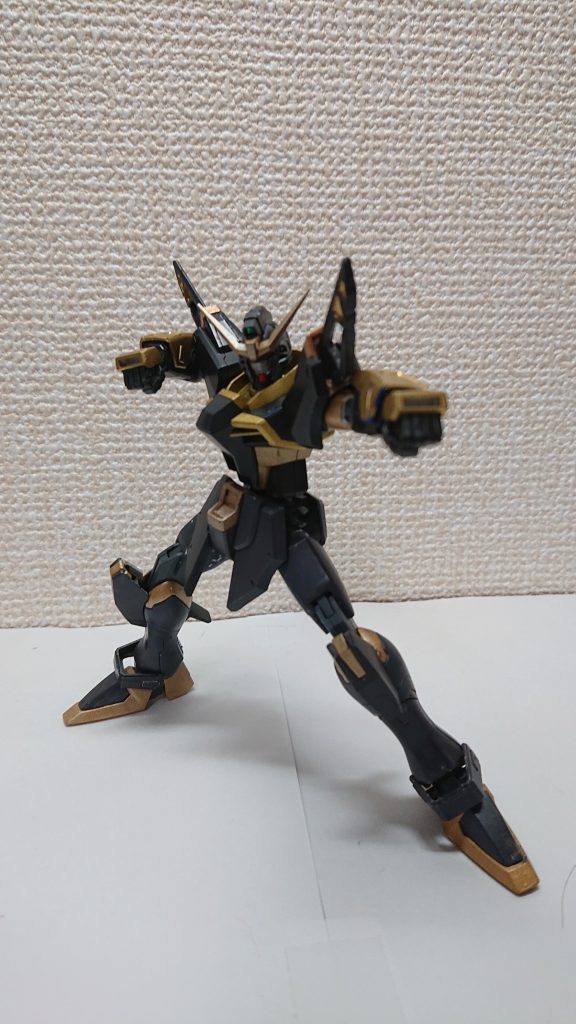 基本戦闘方法である格闘は拳と足を基本とした攻撃をする。他の機体とは違い拳と足に熱気を発する物を装備している。