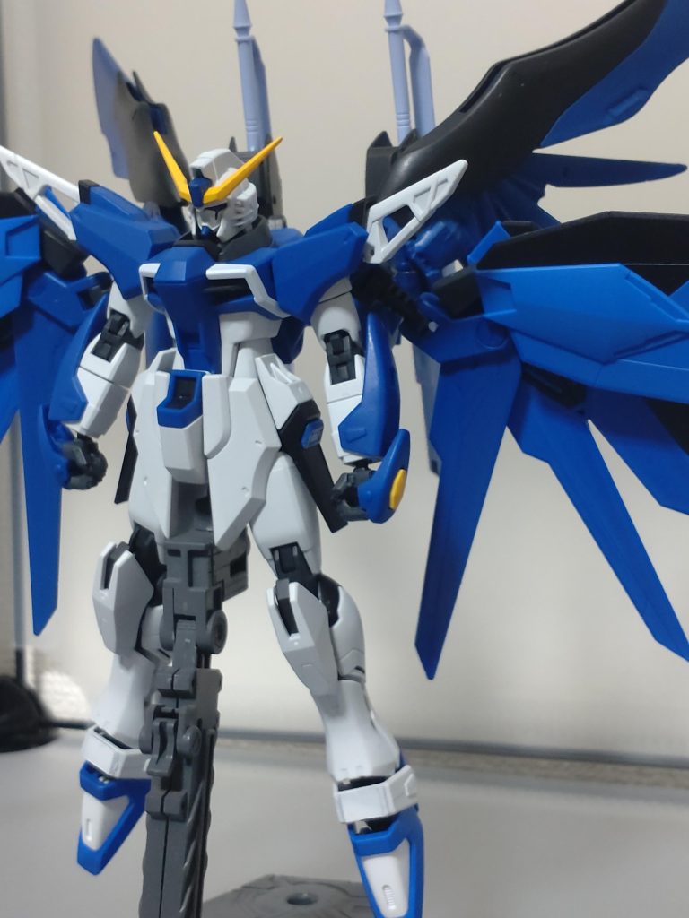 ＺＧＭＦ―Ｘ４２Ｓ／ＥＸデスティニーガンダム改バックショットは撮ってないですがデスティニーのスラスター３つくっついているので推進力は単純に３倍のモンスターマシーンとなっております。その速度で動けたら長距離ビーム砲いらないと思いアロンダイト２本にして格闘戦全振りにしてあります。（ライフルは持たせてます。）