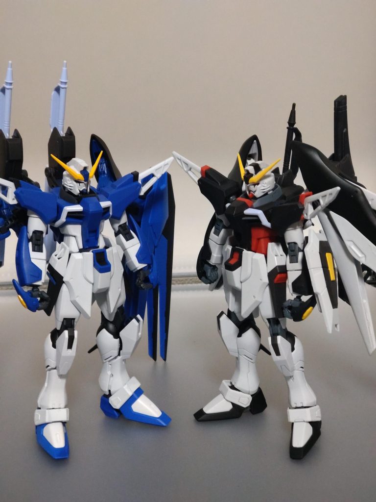 過去作のフォールダウンとツーショット。何度も作ってるうちにデスティニーにも愛情が芽生え今ではトップ５に入るぐらいに好きな機体になりました。