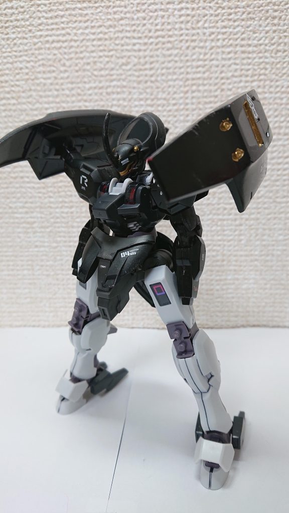 隊長機はシールドビットが着いており、シールドに部隊のマークがマーキングされている。