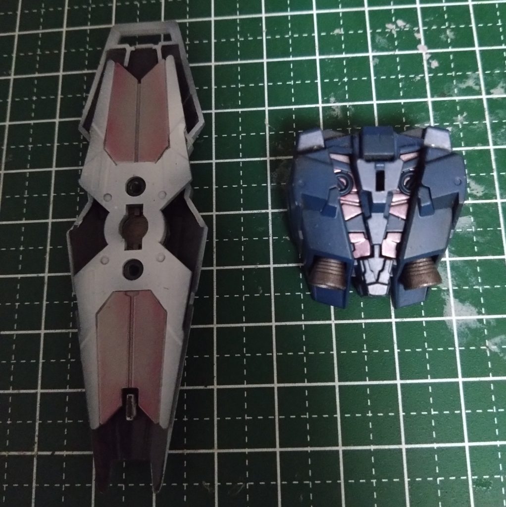 サイコフレーム部分サイコフレームの質感でどんなんだろうと想像しながら塗装。ユニコーンモードなので完全な発光ではなく発光しかけているようなイメージで塗ってみました。