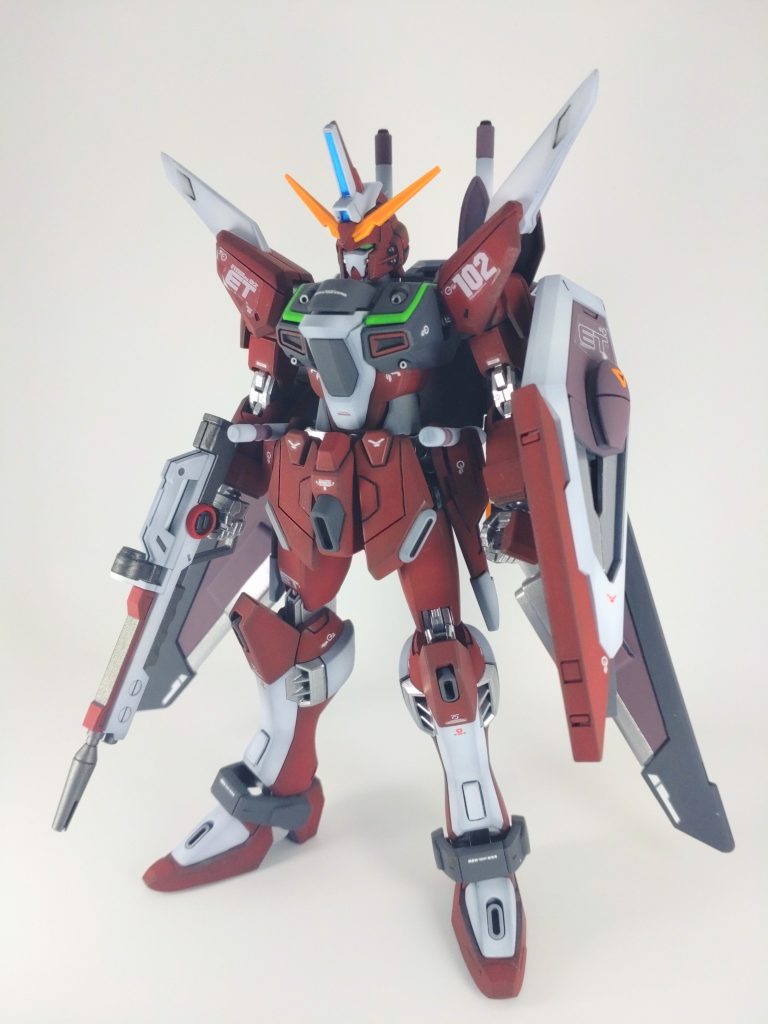 塗料はMr.カラー　ハーマンレッドガイア　EXホワイトガイア　スターブライトシルバーガイア　スターブライトアイアンガイア　マンダリンオレンジガイア　蛍光ブルーアクリジョン　蛍光グリーンアクリジョン　蛍光レッド・クリアレッド下地はガイアのメカサフスーパーヘビー、黒い部分は吹きっぱなしです。ファトム・シールドの紫は何か適当に混ぜたらいい感じのジャスティスっぽい紫が出来たのでそれを吹き付けました。レッド・ホワイト部分は全体的にグラデーションかけてます。デカールはあったものを適当に。肩・シールドのシールのみ太古の昔に組んだRGジャスティスの余りのシールを貼ってます。シルバー部分は光沢、それ以外はつや消しで仕上げました。