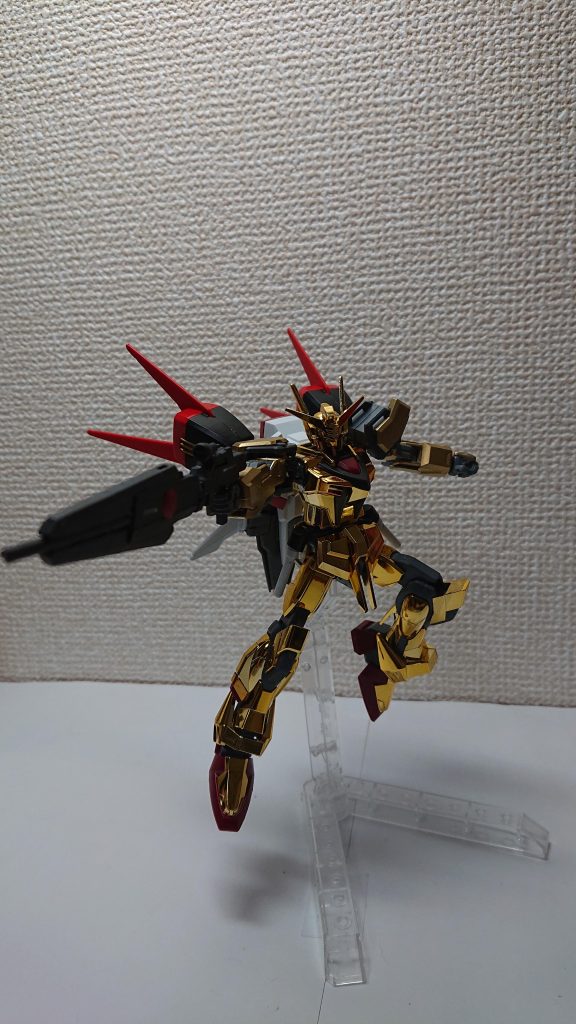 ビーム・ライフルはアカツキのものからストライクの物をベースに改造したハヤブサ・ビーム・ライフルに変更され、サーベルもサイドアーマーに直接取り付けられています。