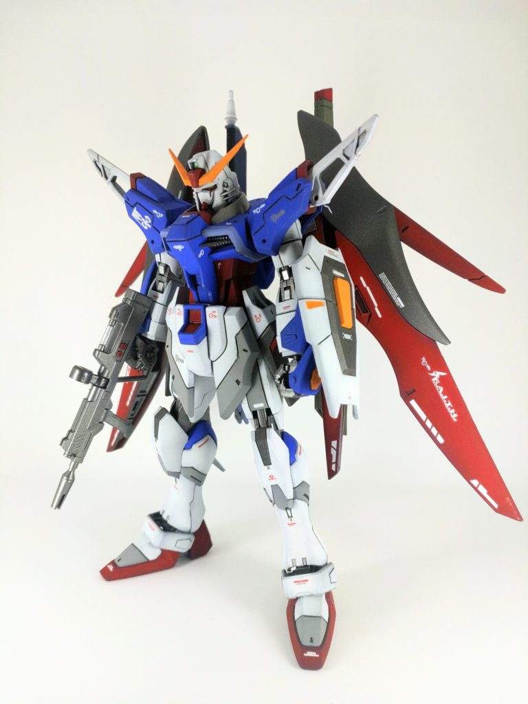 塗料はガイア　フラットホワイトガイア　スターブライトアイアンガイア　マンダリンオレンジガイア　蛍光ブルーナスカ　コバルトバイオレットガイア　ブライトレッドナスカ　ミリオンブルーナスカ　ダークグリーンアクリジョン　蛍光レッド・クリアレッド関節・ライフル等のワンポイントにはにはタミヤのエナメル塗料を使っています。下地はガイアのガンメタ、黒い部分は吹きっぱなしです。レッド・ホワイト部分は全体的にグラデーションかけてます。グレー部分はマスキングで塗り分け、適当に混ぜたグレーを吹いてます。デカールはまたまたあったものを適当に。本当はRGの運命のデカールを使いたかったのですが手に入らず、フォースインパルスのデカールで妥協しました。肩のザフトマークとFAITHマークがあればええねん…。関節のスターブライトアイアン部分は光沢、それ以外はつや消しで仕上げました。