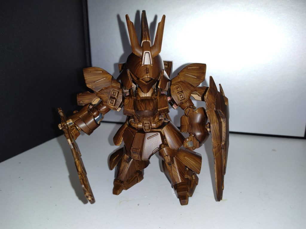 ウェザリングで木目の模様付けましたが、少し細過すぎました。ブラウンのクリアが濃すぎたので木目が見ずらいけど、何とか木目調に出来たかな(* 'ᵕ' )✨楽しい塗装でした♪