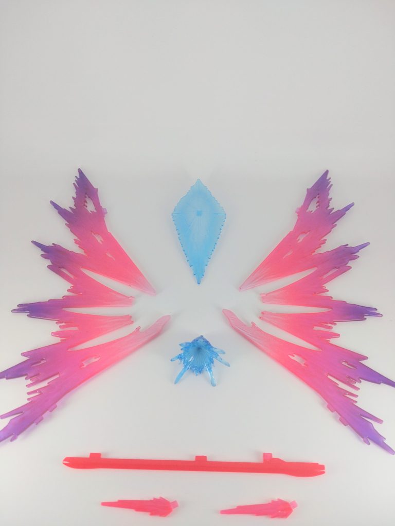 エフェクトパーツは全て蛍光で塗装、ブラックライトで光ります。光の翼は中心から蛍光ブルーを混ぜたホワイト→蛍光レッド→蛍光ブルーでグラデーションをかけました。