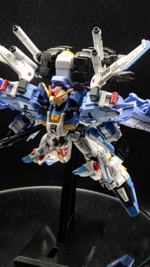 可動域は肩のみ装甲の都合上９０度も上がりませんが、他の関節は良好です。ポロリもなく手軽にEx-Sを動かして遊べる！というのが本商品の1番の魅力だと思います。撮影してて感じたのは首と腰の可動域が良好なのがとてもいいです。ただ腰は遊んでいたら徐々に渋みが弱くなってしまったのでパーマメントマッドバーニッシュで調整が必要でした、私のイメージだとABSって時間経過で緩くなる印象なので、今後は他の関節も調整が必要になるかもしれません。G-FLAME初購入なのでわかりませんが(^o^;)