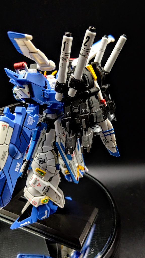 背部や大腿部ビームカノンの肉抜きが目立っていたのでパテで埋めました。肩のウイング？の肉抜きもこの角度だと目立ちますね💦完成間近で気づきまして...やるなアナハイムパテって難しそうで、今まで使ってこなかったんですが、ホント簡単でお値段もリーズナブルなので初心者の方にもおすすめです。初心者が言うんだから間違いない笑