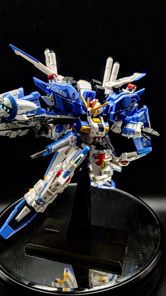 MGのEx-Sを参考に塗装しました主な塗装箇所は・大腿部ビームカノン(青)・背部ビームカノン(ガンメタ)・脚部のダクト？センサー？(黄)・リアスカート(青)・スマートガンのレドーム(青、白)です。その他、諸々自分の好みで塗装しました。設定画によって色のパターンがかなり異なる機体なので、シンプルが好きな方は塗装しなくても全然いいと思います。スミ入れをすると脚部なんかはぐっと引き締まるのでおすすめです。ABSなので塗装時の破損にはご注意を！心配ならプライマーを！