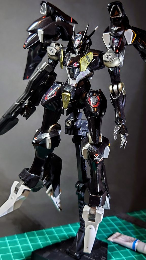 今回から発光部に蛍光塗料を塗ってその上にUVレジンを盛ってみました。