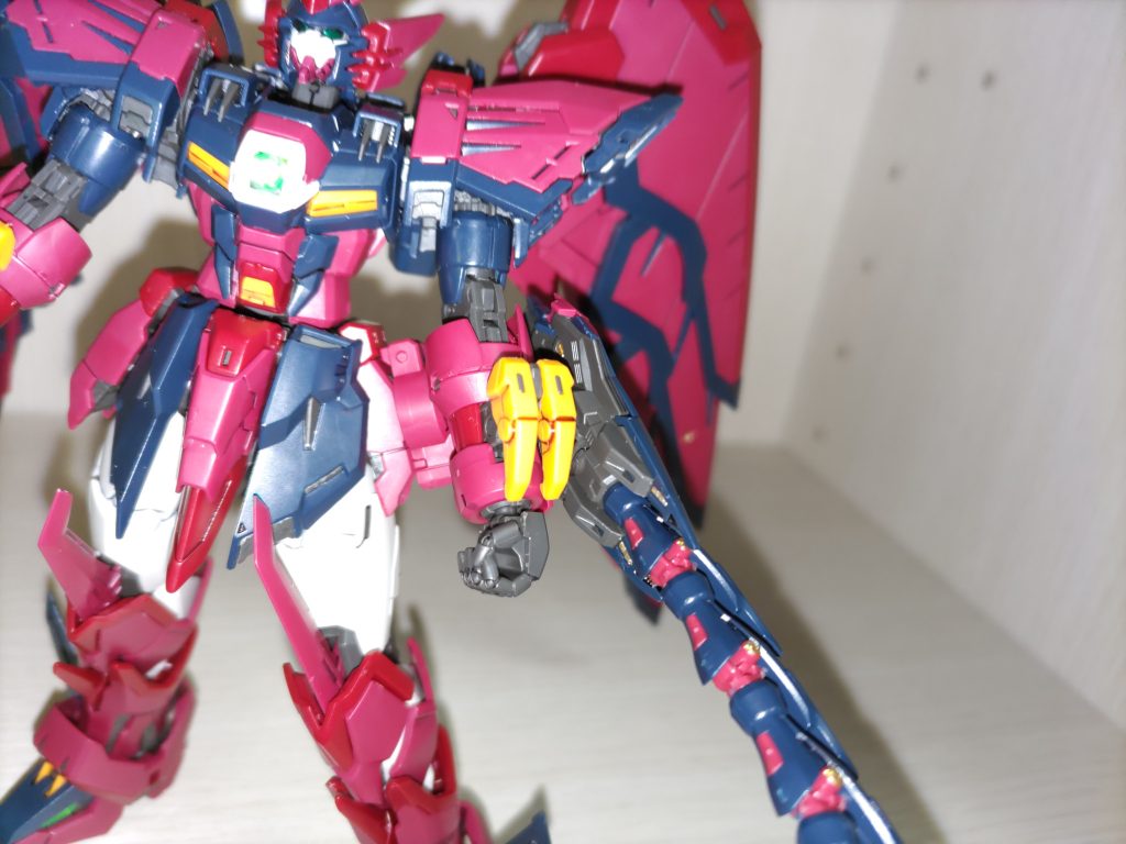 わかりにくいですがシールド裏から見えるモールドを塗ってます😅