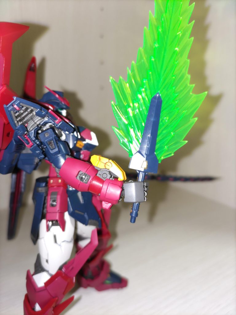 肩の横のギザギザや、サイドスカートのモールドを塗ってます😀