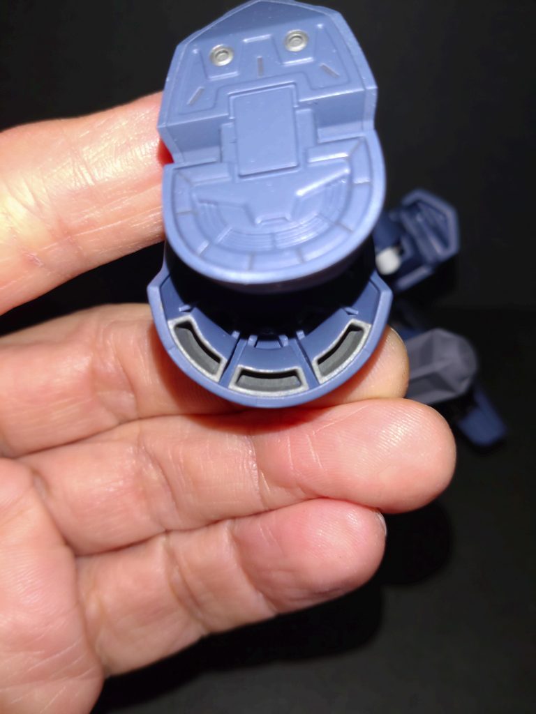 脚部裏の肉抜きもパテ埋めしてスラスターぽい雰囲気に 