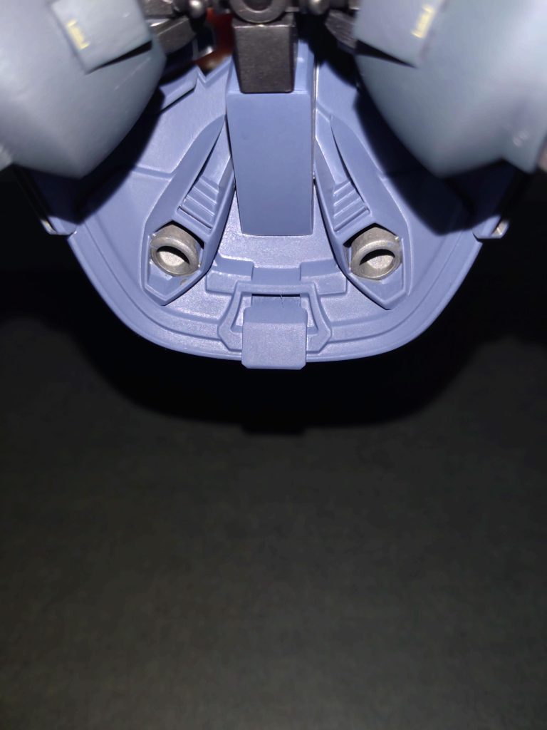 リヤスカート内の肉抜き穴埋めと、モールド入りプラ板でスラスターの排熱口ぽく