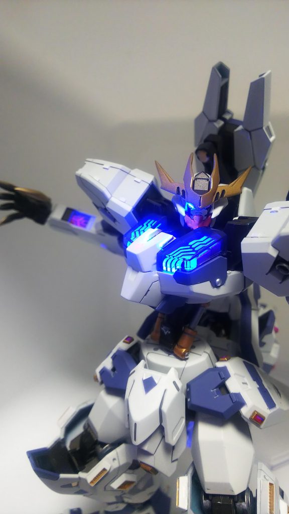 「モビルスーツは人殺しの道具だよ」三日月、ソフィーどっちが言っても似合いそうなマシンとセリフでバルバトスは主人公機だけど悪役機ということで(汗立体物で見ると尻尾がかっこよく見えるんだけど写真で撮影すると後ろに付いているから見えずらく、ルブリスウルの可動域が狭くて大胆なポージングができなかったのが少し残念最後まで見てくれてありがとうございました