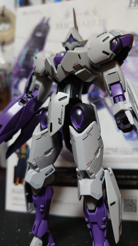 見下ろされるといかついですね~ 、いかにも悪役って感じです。ミカエリスは足元が細いので、プラ板貼って、ほんの少しだけマッシブ感を出してみましたが写真だと少々微妙(^_^;)