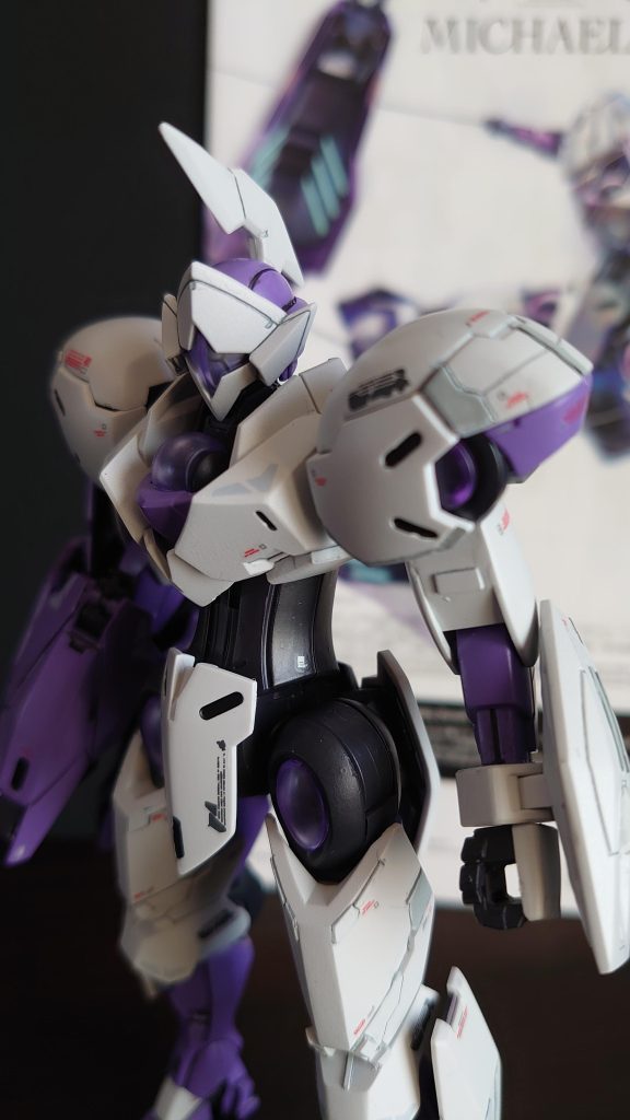 いつも通り斜め上からプラ板貼ったり、スジ彫りしたり、デカール貼ったり