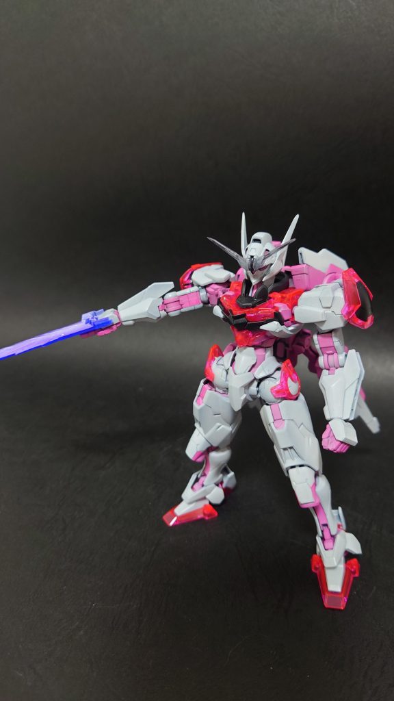 武装は右手から発生させるビーム刃による斬撃のみ