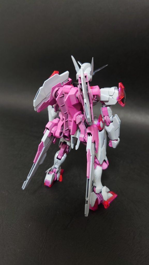 背面、ビームサーベルはオミットしてあり武装は肉弾戦がメインの機体となります。