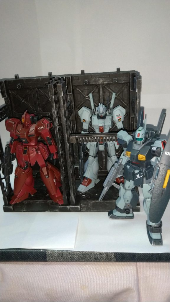 アナハイム驚異のメカニズム的な。H君と奥さん(H夫婦)から頂きましたネモちゃんを作りました。ありがとございます。今回は中古屋さんにて買ってきてくれました。ずみまぜん。横のジェガン2機もH君からです😀