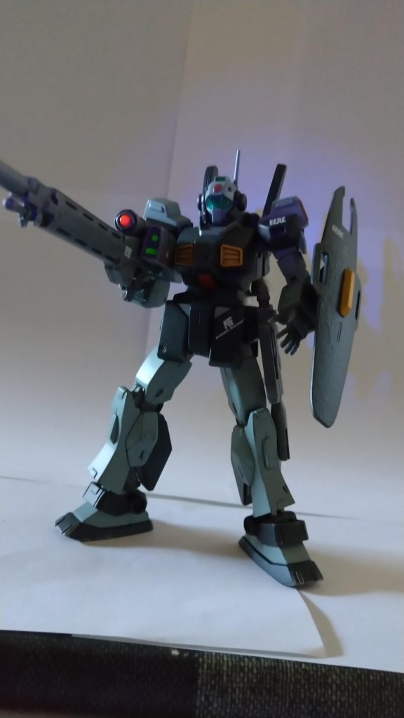 蛍光塗料使ったのですが目と額のカメラが光ってません。何で？光の当て方？ご覧いただきありがとうございました。