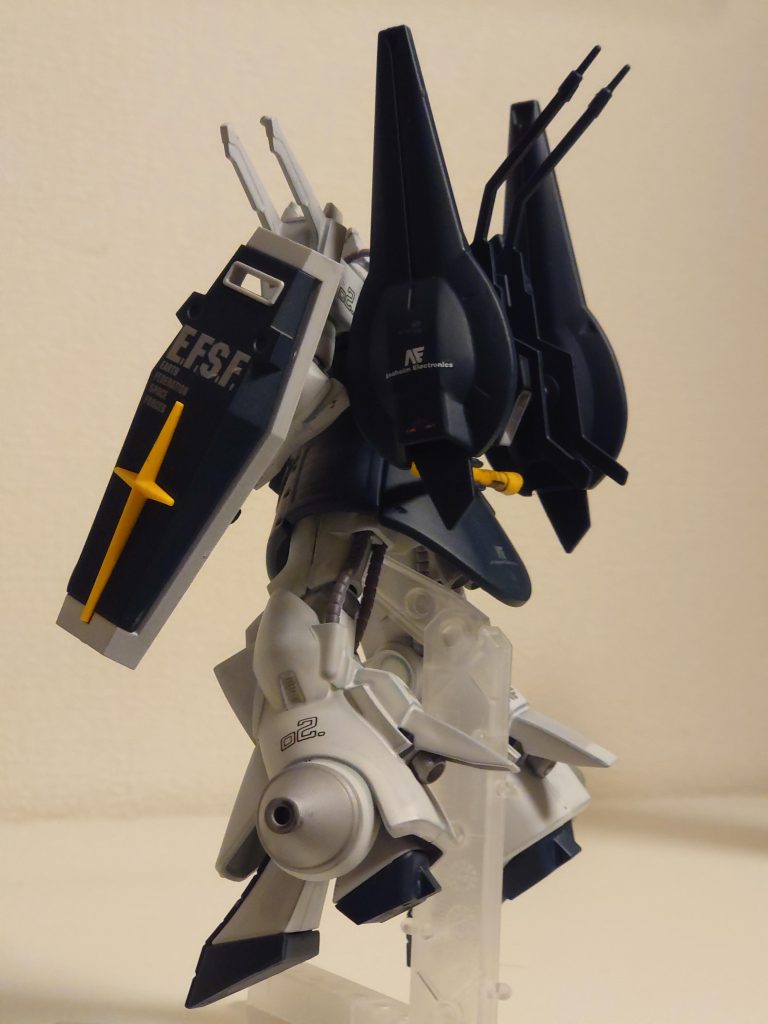 肩は原型機の名残でバズーカを装備出来る重装備仕様で出撃出来る。シールドは連邦軍からの横流し品。