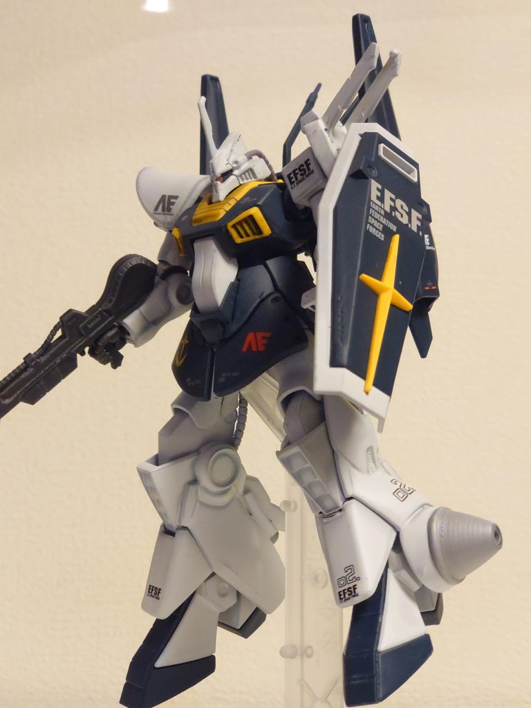 足首付近には一般兵でも扱えるスラスターを装着、こちら2号機の設定。