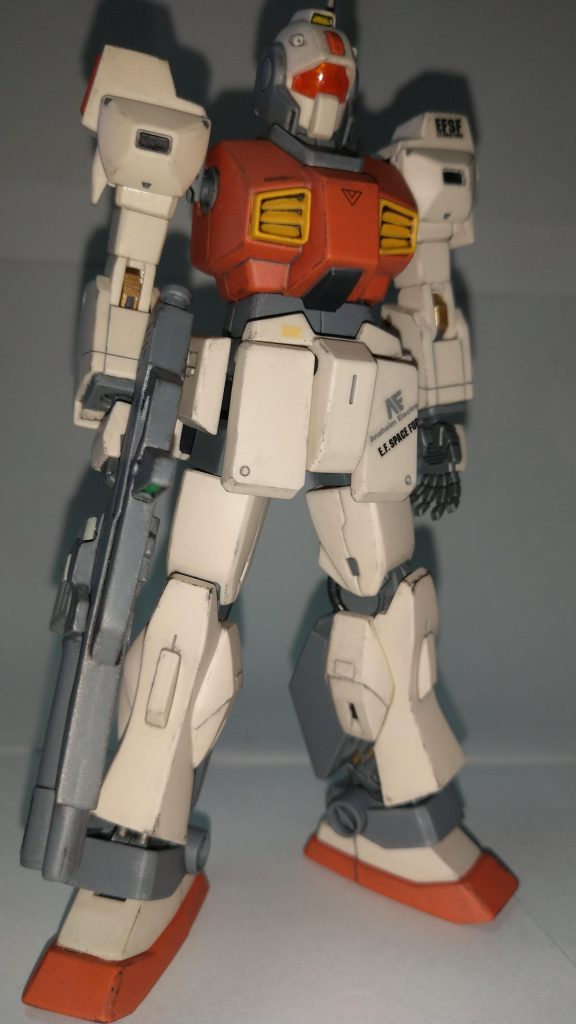 パシャリ2。今回はクリア-の艶ありふいてからのエナメルスミイレして最後にクリア-の艶消ししました。久しぶりのパーツ割れ無かったです。首ちょい延長、腹1·5ミリ延長、股関節の3軸ジョイント逆に付け加工でちょい延長です。成形色のベージュ色はランナーパテにて接着しました。オレンジにしたら先行陸戦ジムみたいですけど。